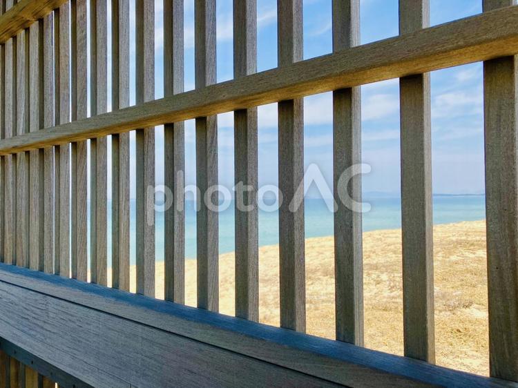 格子越しの海 青空,晴天,空の写真素材