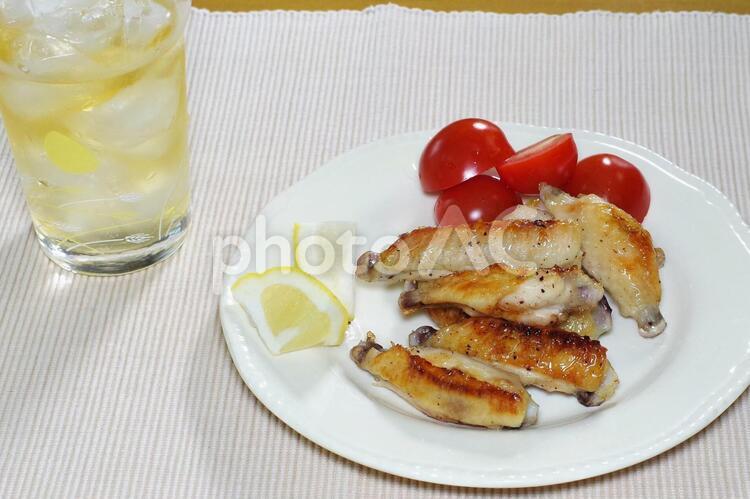手羽中の塩焼きで晩酌 鶏手羽,手羽中,生の写真素材