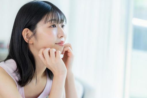 スキンケアをする女性 スキンケアをする女性 美容,ビューティー,笑顔の写真素材