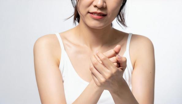 若い女性の手荒れイメージ 若い女性の手荒れイメージの写真