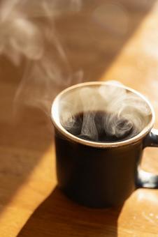 湯気が渦巻く朝のコーヒー_縦 コーヒー,湯気,珈琲の写真素材