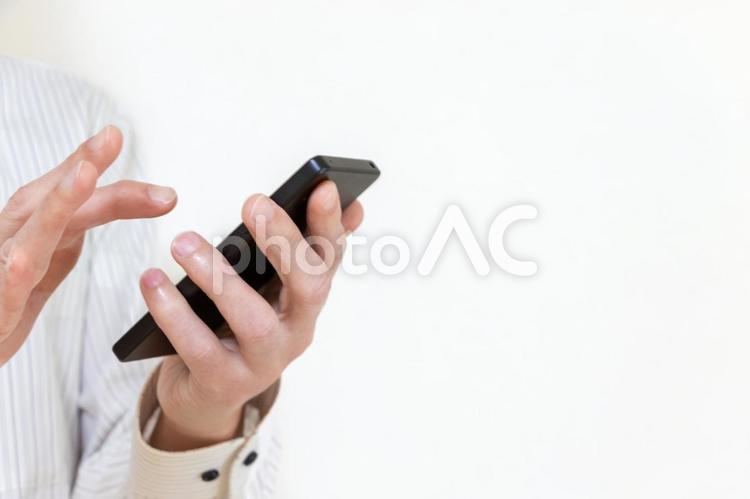 スマホを操作する男性 スマホ,手,男性の写真素材