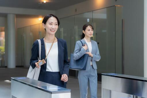 オフィスに通勤をするビジネスウーマン 通勤,ビジネスウーマン,女性の写真素材