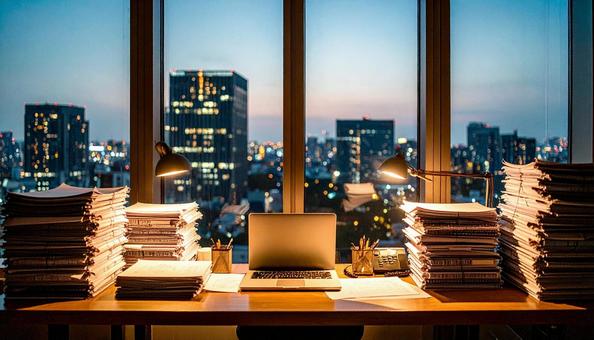 書類まみれの会社の机の写真