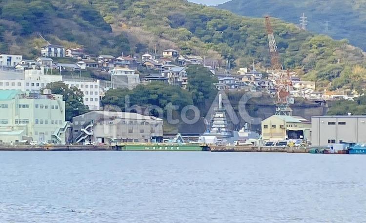 長崎湾にある三菱重工業長崎造船所　遠景 長崎湾,三菱重工業,長崎造船所の写真素材