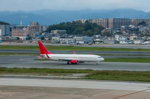 秋晴れの滑走路を行く旅客機 飛行機,航空機,旅客機の写真素材