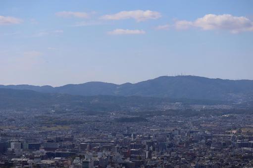 空と山並みと奈良の市街地の街並みの風景の写真