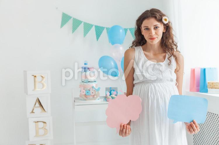 ピンクと水色の吹き出しを持つ妊婦さん 女性,人物,風船の写真素材