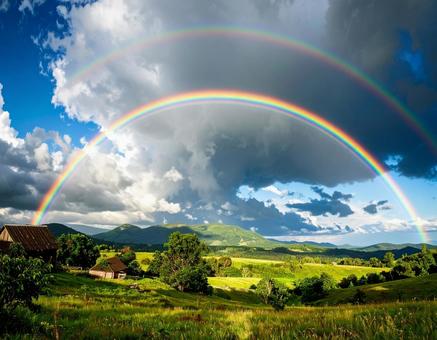虹がかかる大草原と青空の風景写真 虹がかかる大草原と青空の風景写真の写真