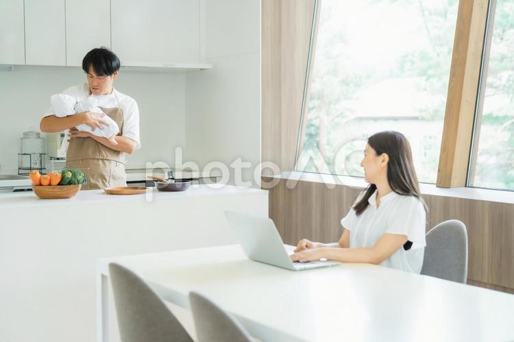 子育てと家事を手伝う男性と仕事する女性 育児,イクメン,家事の写真素材