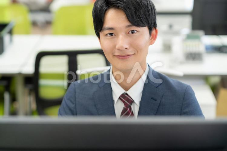 オフィスで働く男性のビジネスマン ビジネス,新入社員,オフィスの写真素材