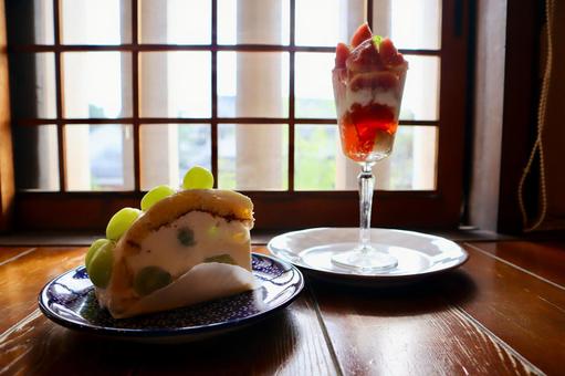 いちじくパフェとケーキ いちじくパフェとケーキの写真