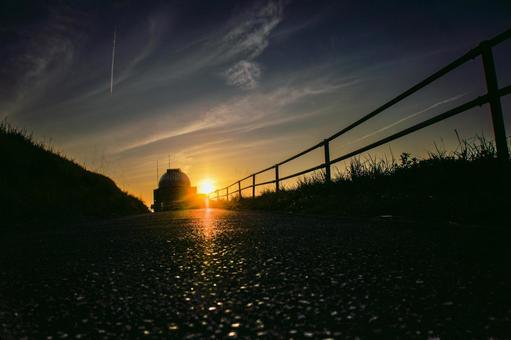 <素材>夕暮れの太陽と天文台のシルエット <素材>夕暮れの太陽と天文台のシルエット 空,サンセット,サンライズの写真素材