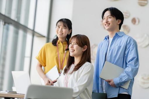 オフィスで働く若いビジネスパーソン オフィスで働く若いビジネスパーソン ビジネスパーソン,ビジネス,オフィスの写真素材