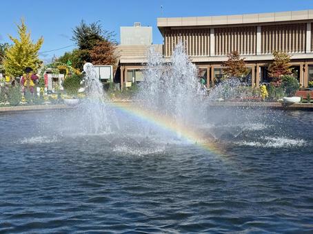 秋の武生中央公園　噴水に虹の写真