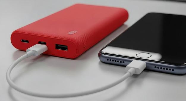 赤いモバイルバッテリーのクローズアップ 赤いモバイルバッテリーのクローズアップの写真