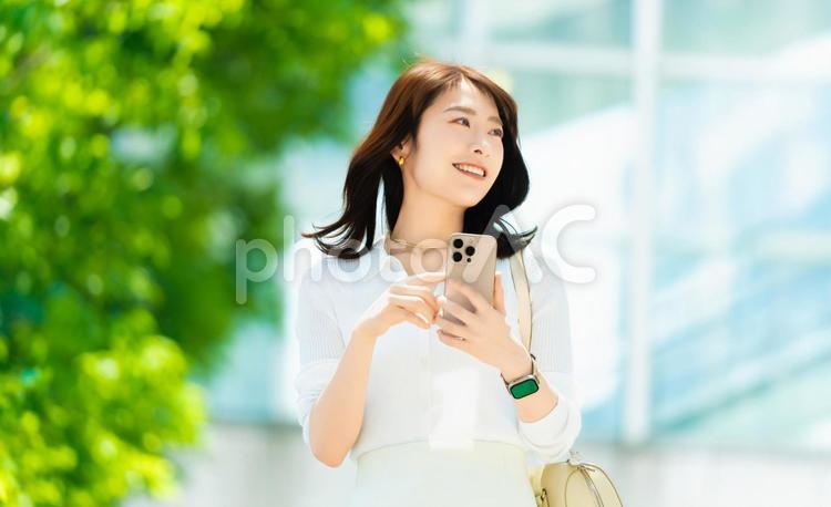 屋外でスマホを使う女性・ビジネスウーマン 女性,スマホ,スマートフォンの写真素材