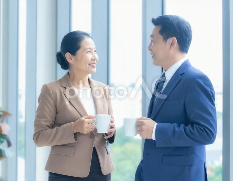 会話するシニアとミドルのビジネスパーソン 男性,女性,ビジネスマンの写真素材