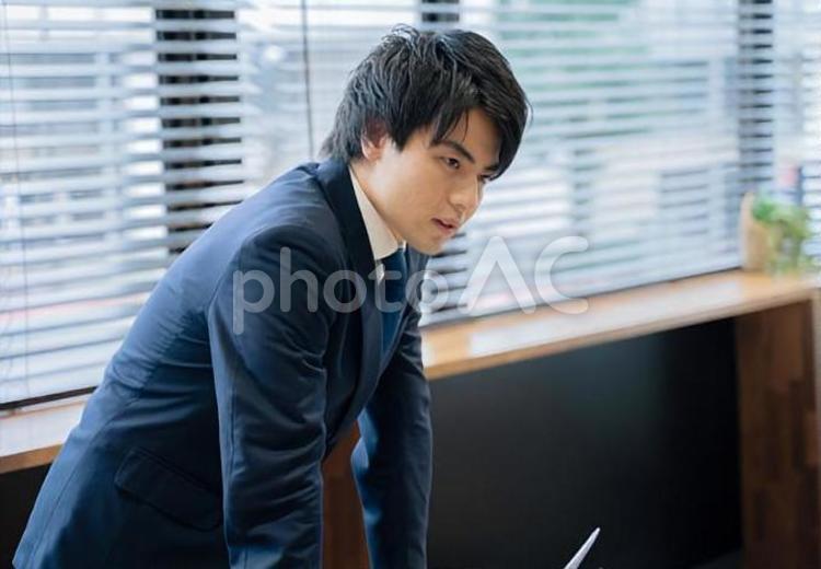 会議をする男性ビジネスマン ビジネス,人物,男性の写真素材