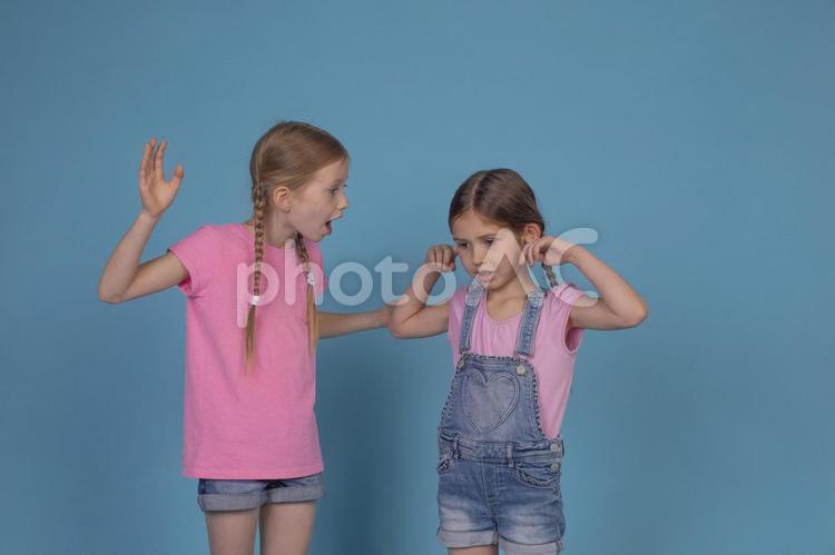 怒る女の子と耳を塞ぐ女の子1 姉妹,女の子,女児の写真素材