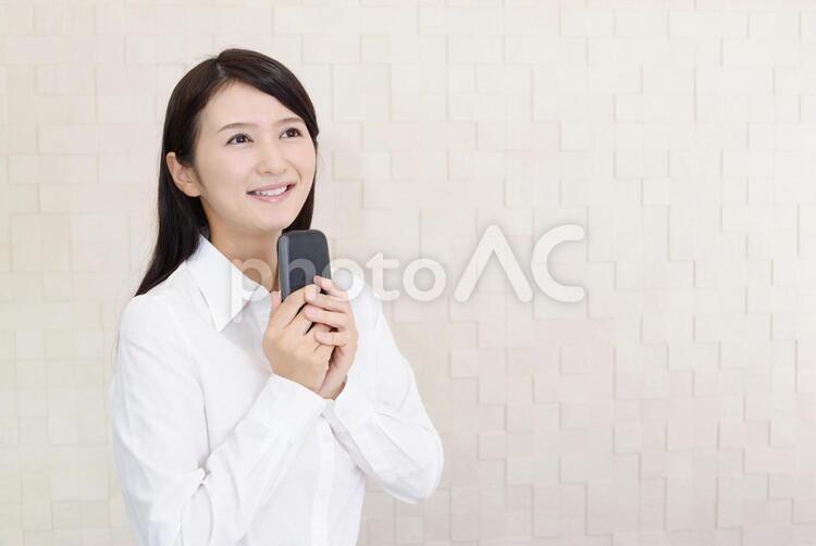 スマートフォンを持つ笑顔の女性 女性,スマートフォン,女の写真素材