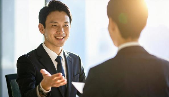 商談風景 顧客に提案をするビジネスマン 商談風景 顧客に提案をするビジネスマンの写真