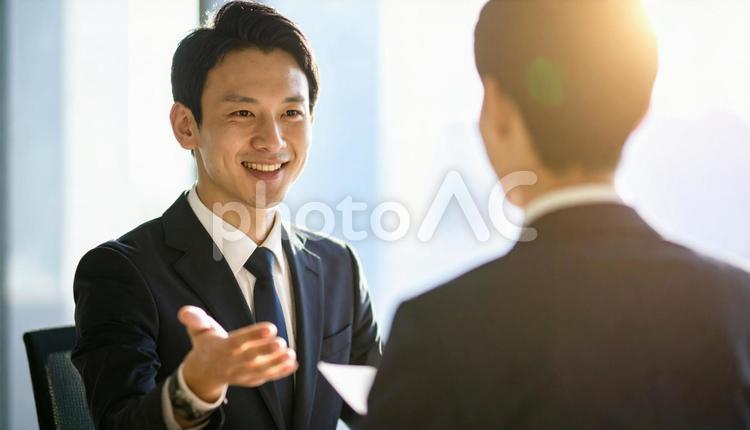 商談風景　顧客に提案をするビジネスマン ビジネスマン,男性,セールスの写真素材