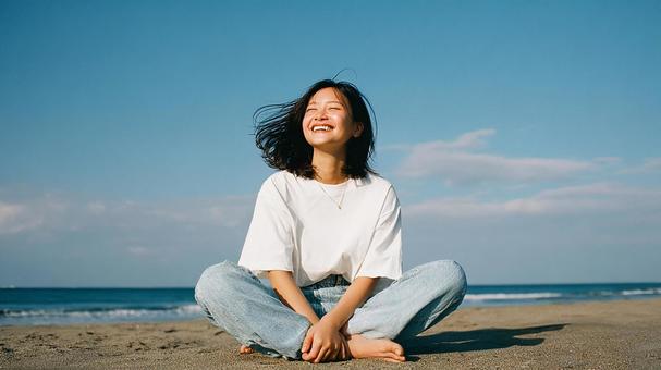 白Tシャツとジーンズの爽やかな女性の写真