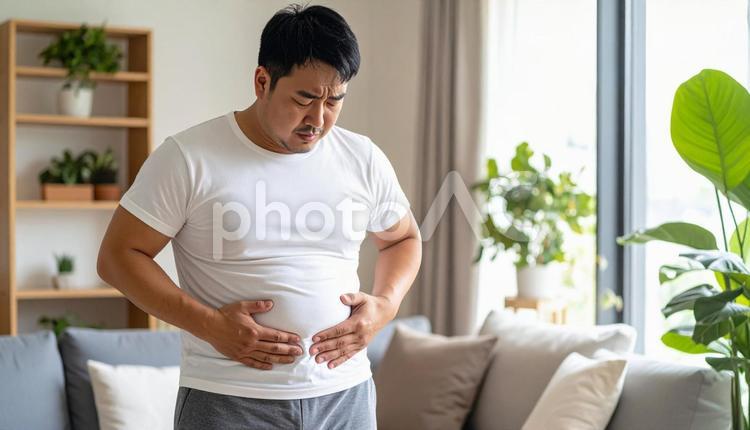 お腹の脂肪を気にする中年男性 男性,お腹,脂肪の写真素材