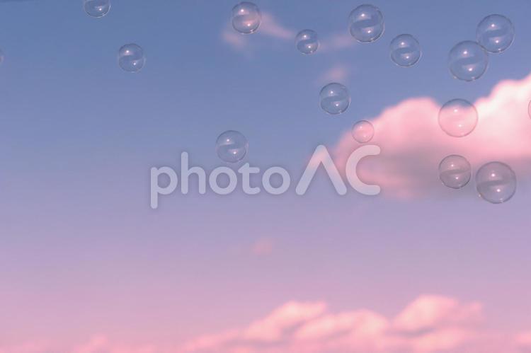 マジックアワー風の空とシャボン玉の背景 シャボン玉,空,マジックアワーの写真素材