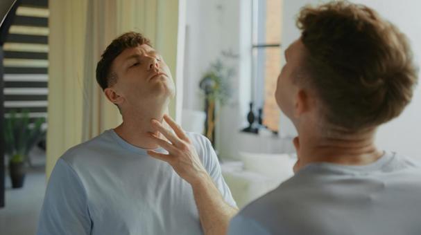 鏡で自分の顔をチェックしている男性 男性,外国人,欧米人の写真素材