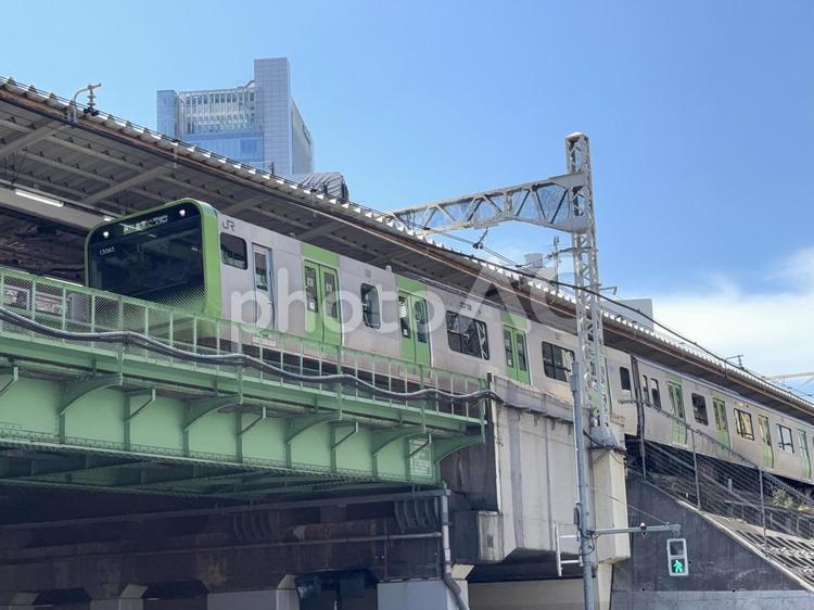 五反田駅に到着する山手線内回り電車 五反田駅,五反田,駅の写真素材