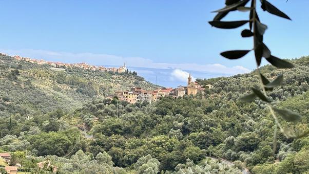 崖の上の村 崖の上の村 イタリア,リグーリア州,地中海の写真素材