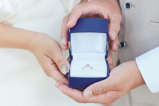 輝く婚約指輪2 プロポーズ,婚約指輪,ウェディングの写真素材