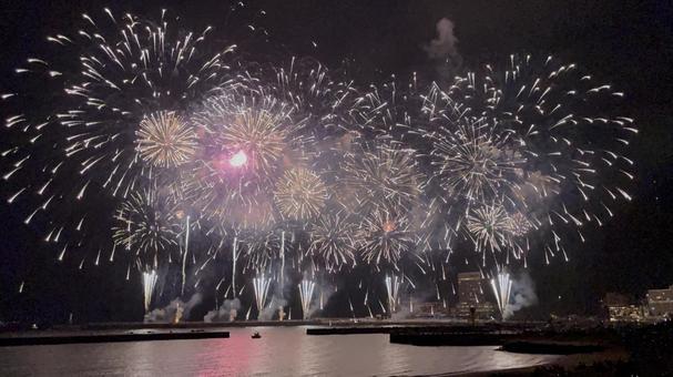 花火 花火 花火,海,夜の海の写真素材
