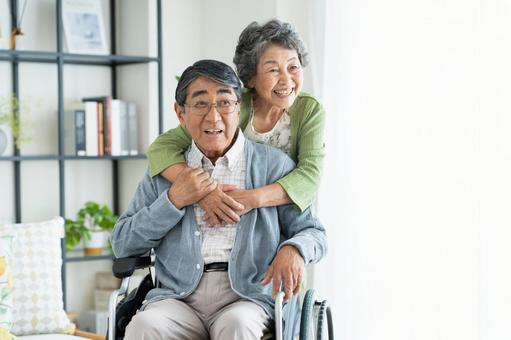 在宅介護をするシニアの夫婦 在宅介護をするシニアの夫婦 介護,シニア,夫婦の写真素材