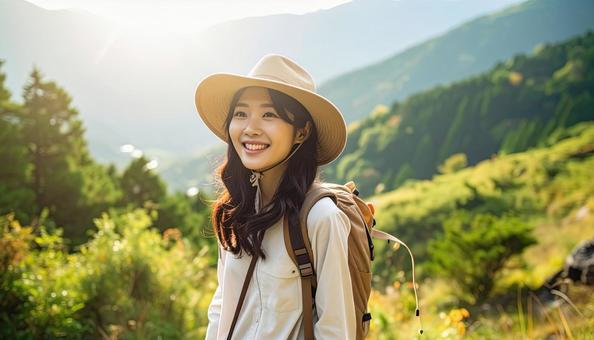 秋の山をトレッキング・登山する日本人女性 秋の山をトレッキング・登山する日本人女性の写真