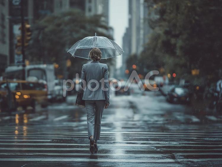 都会の雨の中を歩く女性ビジネスパーソン ビジネスウーマン,女性,傘の写真素材