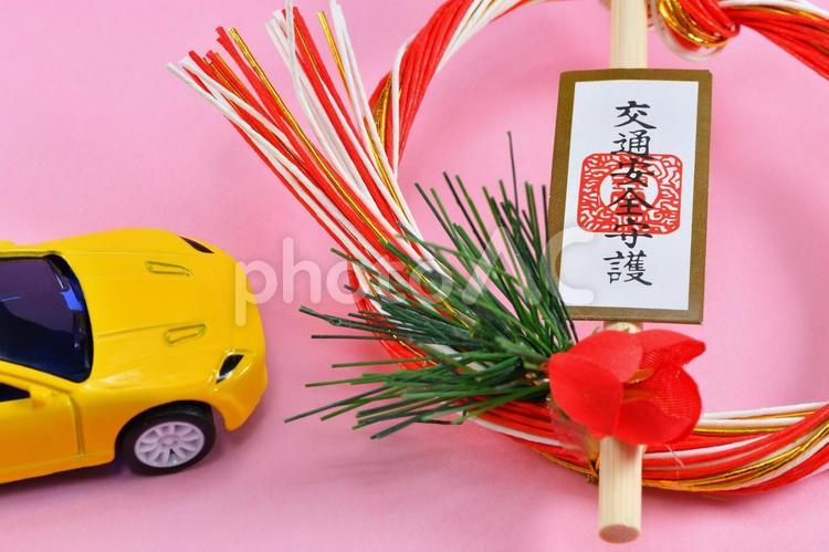 車と交通安全のお守り 交通安全,自動車,車の写真素材