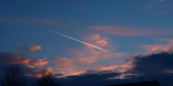 地平線に沈む太陽が織りなす、夕暮れの景色の写真