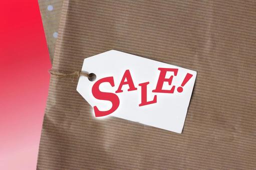セールの文字とクラフト紙と下げ札 セールの文字とクラフト紙と下げ札 sale,セール,文字の写真素材
