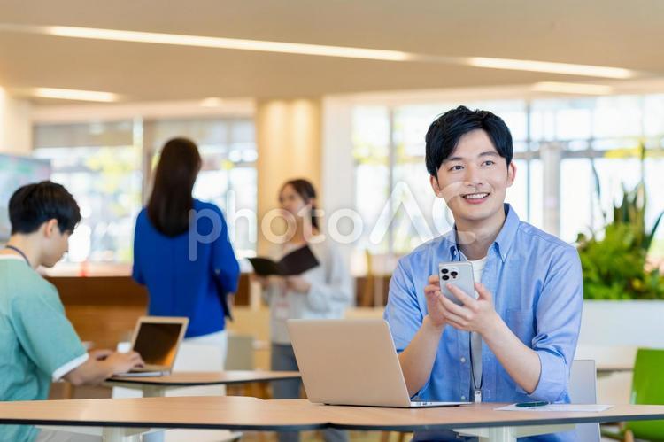 オフィスでスマホを使うエンジニア スマホ,オフィス,エンジニアの写真素材