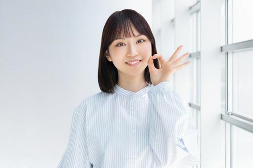 OKポーズをする笑顔のビジネスウーマン OKポーズをする笑顔のビジネスウーマン 女性,ok,笑顔の写真素材