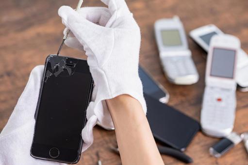 スマホを修理する手元 repair スマホを修理する手元 repair スマホ,スマートフォン,ガラケーの写真素材