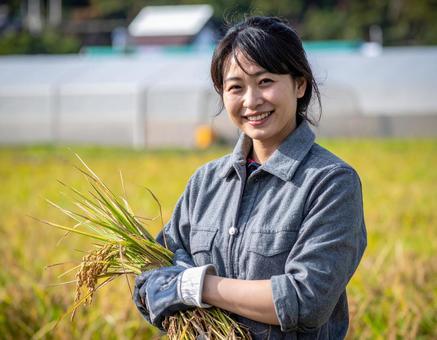 米農家の女性 米農家の女性の写真