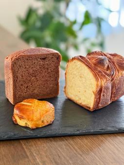 チョコパンとブリオッシュと焼き菓子|縦 チョコパンとブリオッシュと焼き菓子|縦 パン,チョコレート,ブリオッシュの写真素材
