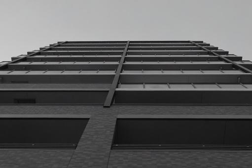 下から見上げたマンション(モノクロ)白黒 下から見上げたマンション(モノクロ)白黒 マンション,モノクロ,白黒の写真素材