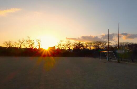 冬の夕方のゴール グラウンド,夕方,ゴールの写真素材