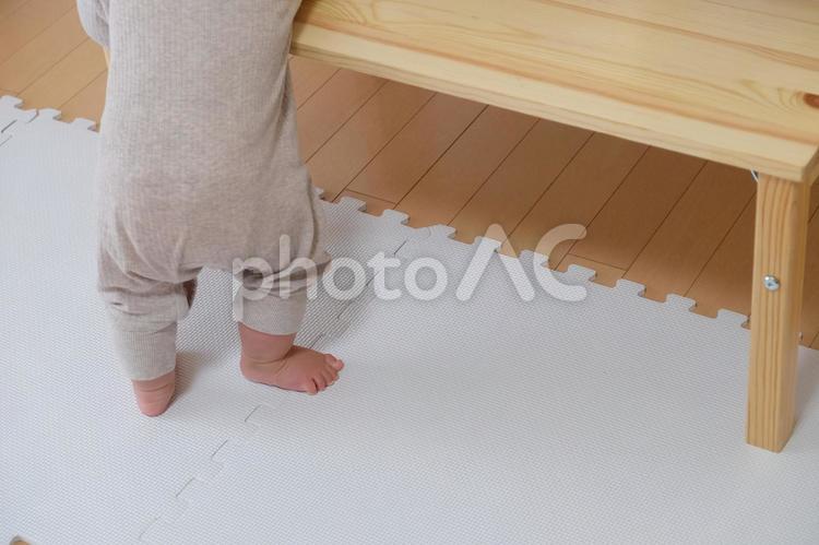 机につかまり立ちしている赤ちゃん つかまり立ち,赤ちゃん,つかまるの写真素材