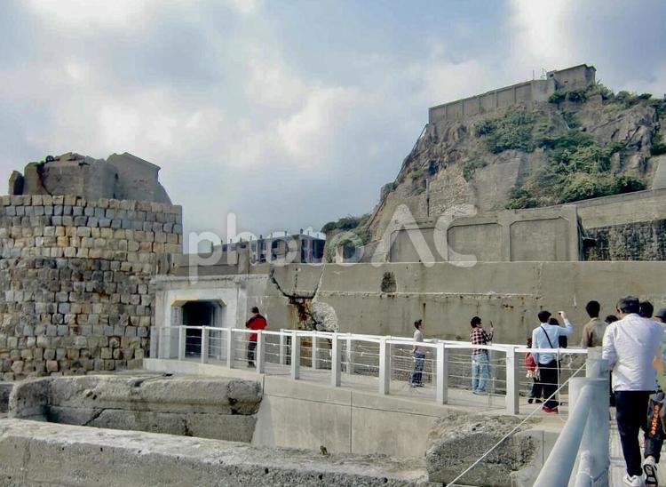 軍艦島上陸ツアー・桟橋を渡る 軍艦島,端島,廃墟の写真素材